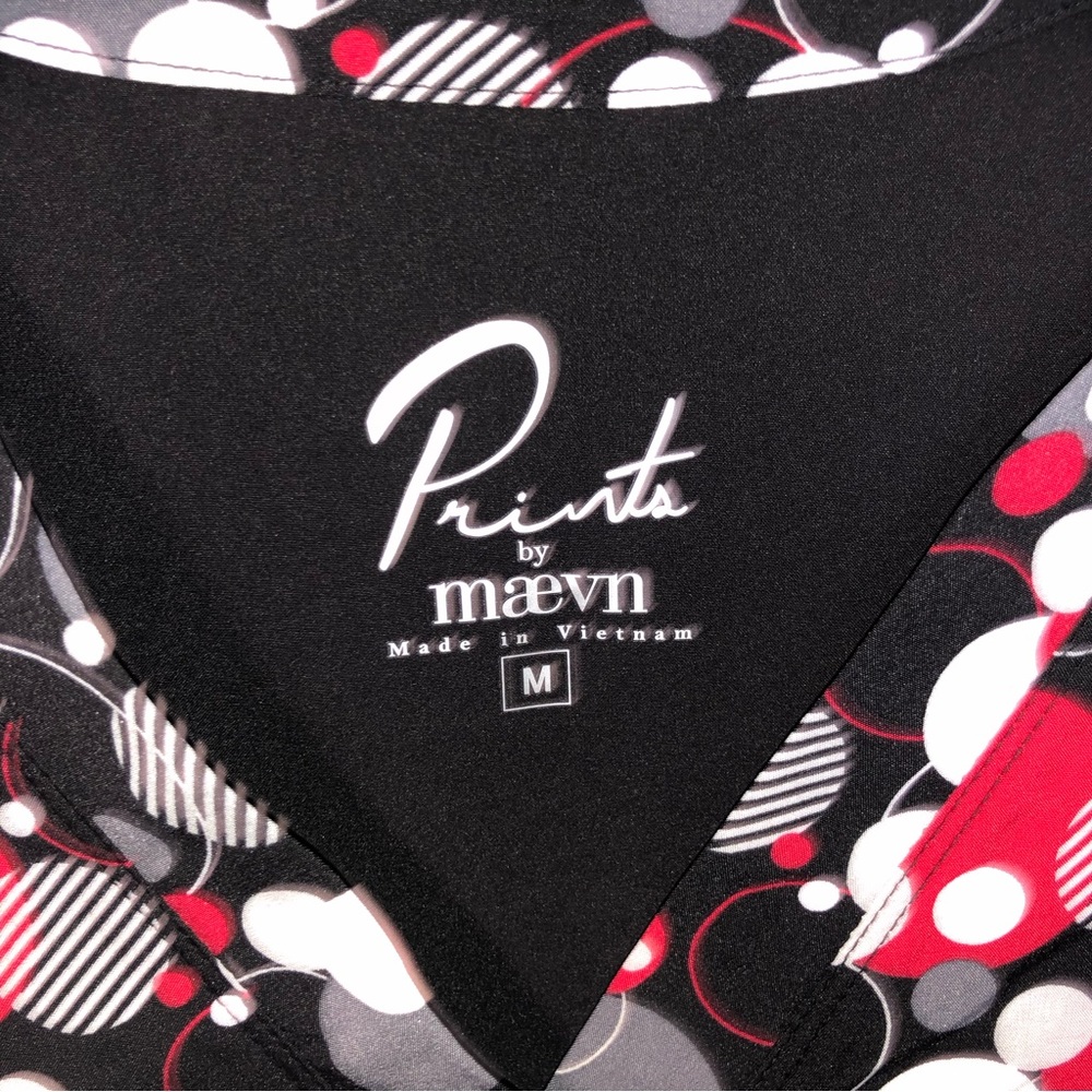 NWT Maevn Prints black and red Circle print short sleeve scrub top - Picture 4 of 10